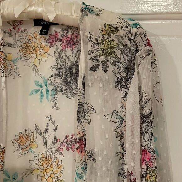 Torrid Flowery Swiss Dot Kimono 🌻 - Picture 6 of 10